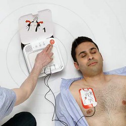 Defibrillatore Lifepak CR2, semiautomatico, applicazione